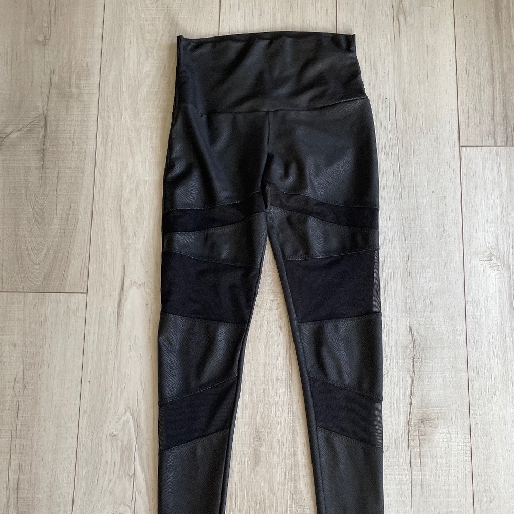 Onzie Black Snake Print Mesh Full Length Legging XS